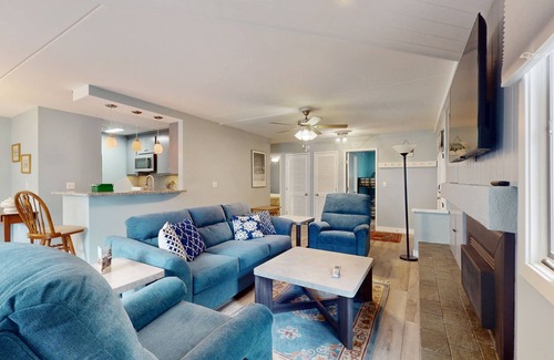 Warren Condo | Mountain Condo with Three Pools, Hot Tub, Tennis, Game Room & Gym