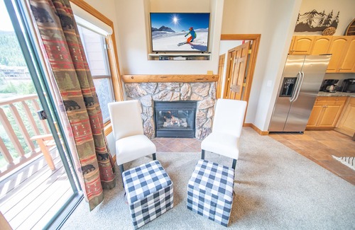 Mountain House Condo | Mountain condo with vaulted ceilings & great views
