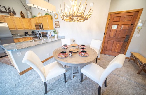 Mountain House Condo | Mountain condo with vaulted ceilings & great views