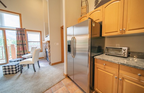 Mountain House Condo | Mountain condo with vaulted ceilings & great views