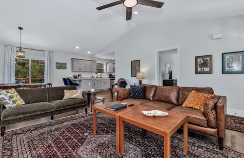 Leicester Cottage | Mountain Cottage 15 mins from Asheville, hiking, Biltmore, waterfalls, weddings!
