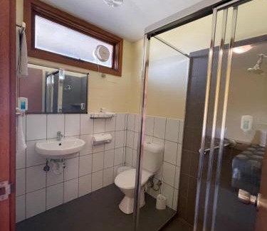 Tawonga Hotel | Mountain Creek Motel Bar & Restaurant