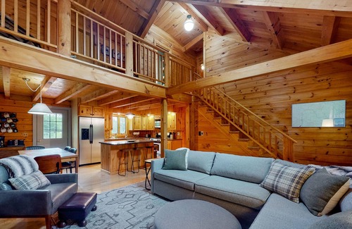 Ellsworth Cabin | Mountain creek retreat with a firepit, deck, grill, kayaks & AC