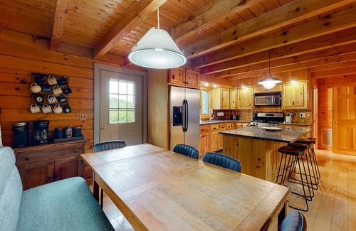 Ellsworth Cabin | Mountain creek retreat with a firepit, deck, grill, kayaks & AC