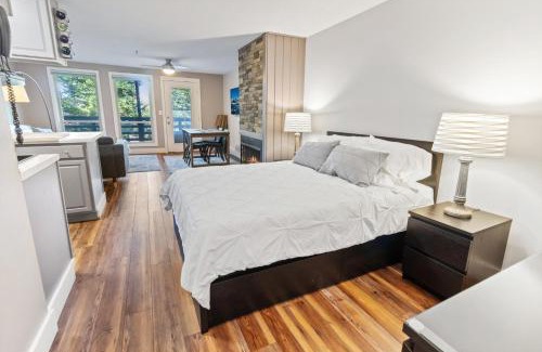 Snowshoe Apartment | Mountain Crest 3 Studio Near Slopes And Shuttle Bus WiFi Gated Parking