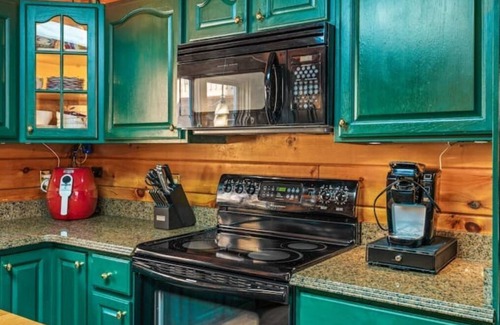 Massanutten Cabin | Mountain Escape/6BR Cabin/Hot Tub/Billiards/Hike trail to GW Natl Forest