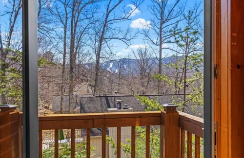 Massanutten Cabin | Mountain Escape/6BR Cabin/Hot Tub/Billiards/Hike trail to GW Natl Forest