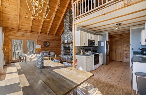 Leicester Cabin | Mountain Escape by Carolina Mornings | Grill, Fire Pit, Hot Tub🔥+Biltmore Pass