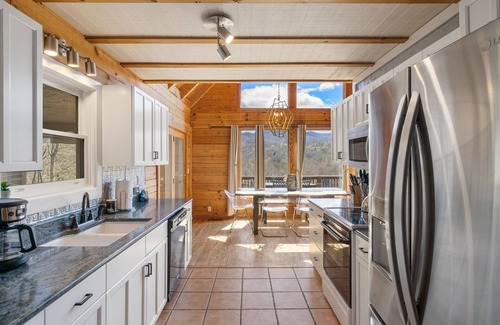 Leicester Cabin | Mountain Escape by Carolina Mornings | Grill, Fire Pit, Hot Tub🔥+Biltmore Pass