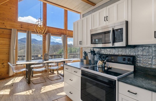 Leicester Cabin | Mountain Escape by Carolina Mornings | Grill, Fire Pit, Hot Tub🔥+Biltmore Pass