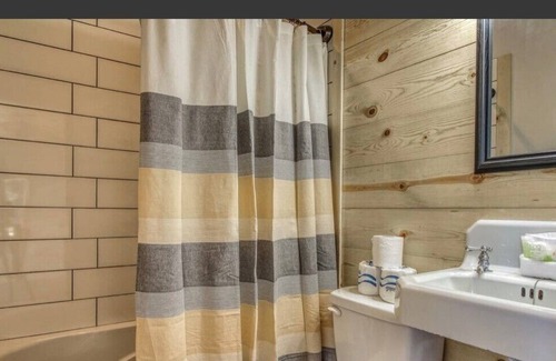 Ardenvoir Cabin | Mountain escape | Views | Family Friendly | Pet Friendly | Hillside Hideaway