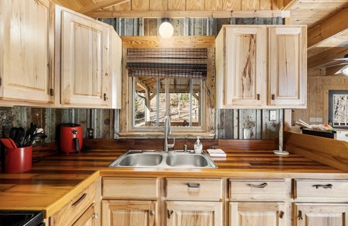 Cleveland Cabin | Mountain escape with hot tub
