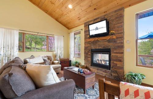 Blue Eye House | Mountain Estate Lake Front