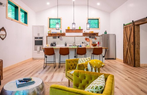 Hot Springs Cabin | Mountain Getaway Cozy Cabin Modern Retreat to Unwind AWD or 4WD recommended