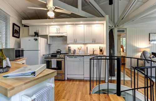 Big Canoe House | Mountain Getaway Nestled In The Foothills of The Blue Ridge Mountains.