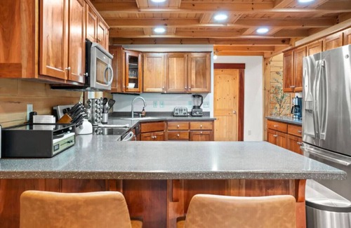 Cross Keys House | Mountain Getaway - Pondside Pet-Friendly Lodge
