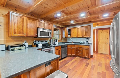 Cross Keys House | Mountain Getaway - Pondside Pet-Friendly Lodge