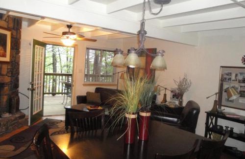 Mount Ida House | Mountain Harbor Forest View Lodge cottage