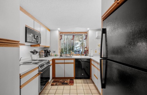 Stratton Mountain House | Mountain Haven for Families | Deck | Shuttle | Views
