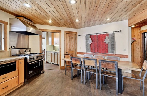 Sundance Cabin | Mountain Haven Sundance, Utah Hot tub Game room Bunk room and kid's loft Deluxe beds and linens Mountain Cabins Utah
