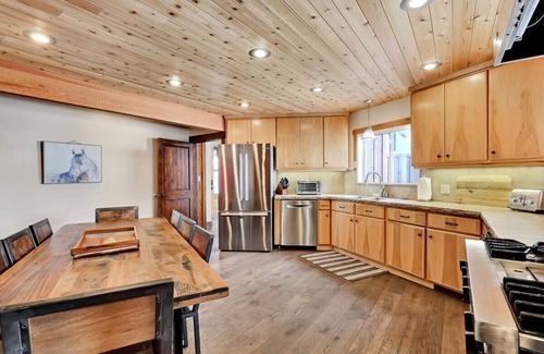 Sundance Cabin | Mountain Haven Sundance, Utah Hot tub Game room Bunk room and kid's loft Deluxe beds and linens Mountain Cabins Utah