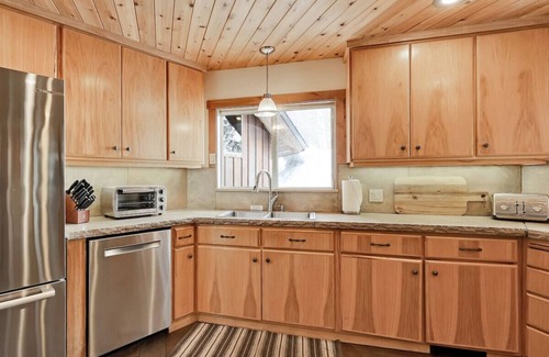 Sundance Cabin | Mountain Haven Sundance, Utah Hot tub Game room Bunk room and kid's loft Deluxe beds and linens Mountain Cabins Utah