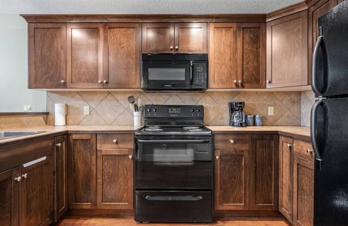 East Kootenay Apartment | Mountain Hearth | Pool | Hot Tub | Gym | Fireplace
