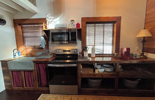 Roan Mountain Cabin | Mountain Hideaway! A Beautiful Creekside Cabin Now With New Lower Rates!