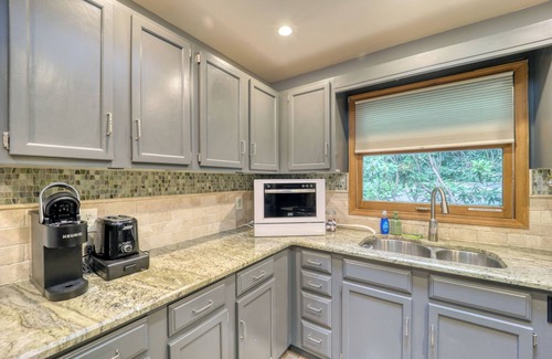 Newland House | Mountain house sleeps 4 w/deck & firepit, 5mi to Grandfather Mtn, pet friendly!