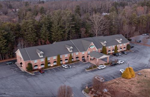 Flat Rock Hotel | Mountain Inn & Suites Flat Rock