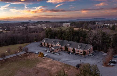 Flat Rock Hotel | Mountain Inn & Suites Flat Rock