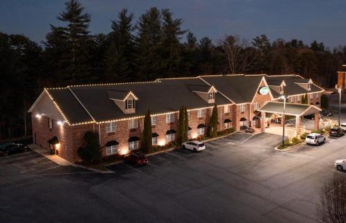 Flat Rock Hotel | Mountain Inn & Suites Flat Rock