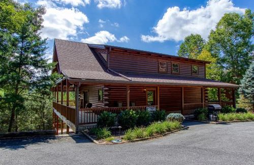 Gatlinburg House | Mountain Jewel, Game Room , Fire Pit, Theater Area, WIFI, Pool access!