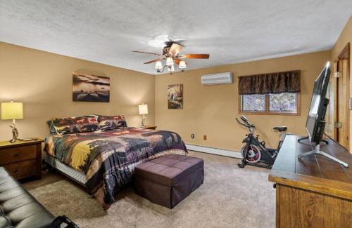 Lake Harmony House | Mountain & Lake Escape w/Hot Tub & Free Massages!