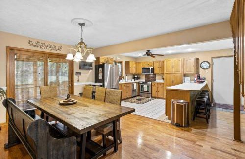 Lake Harmony House | Mountain & Lake Escape w/Hot Tub & Free Massages!