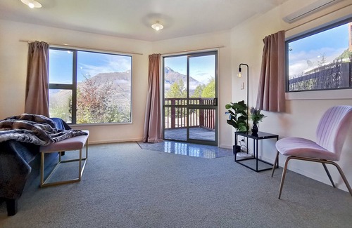 Fernhill House | Mountain, lake, sun and this sensational home