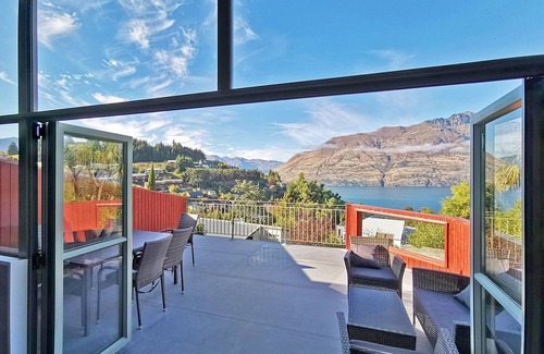 Fernhill House | Mountain, lake, sun and this sensational home