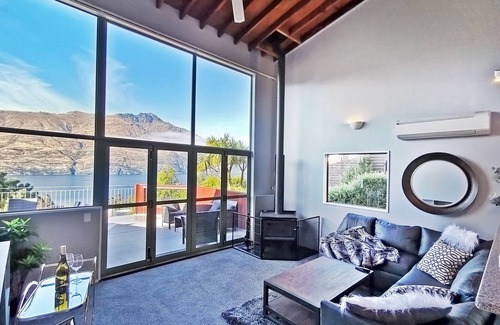 Fernhill House | Mountain, lake, sun and this sensational home