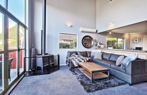 Fernhill House | Mountain, lake, sun and this sensational home