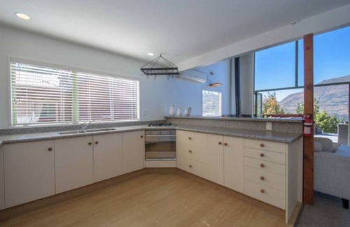 Fernhill House | Mountain, lake, sun and this beautiful home