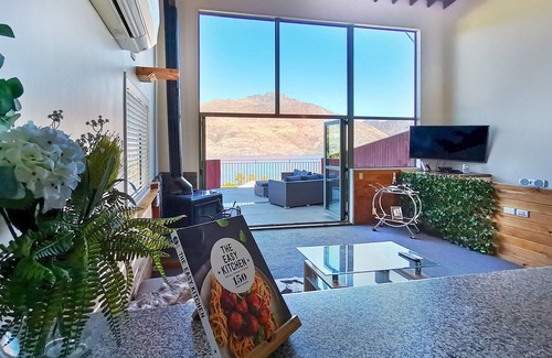 Fernhill House | Mountain, lake, sun and this beautiful home