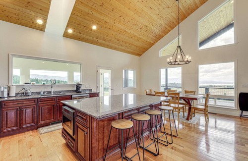 Rexford House | Mountain & Lake View: Rexford Estate on 28 Acres!