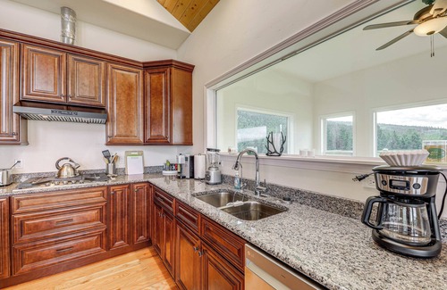Rexford House | Mountain & Lake View: Rexford Estate on 28 Acres!