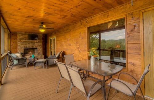 Mineral Bluff Cabin | Mountain Laurel Hideaway- Pet Friendly | Screened Porch | Outdoor Fireplace