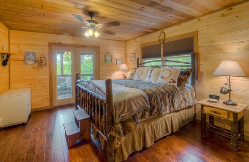 Mineral Bluff Cabin | Mountain Laurel Hideaway- Pet Friendly | Screened Porch | Outdoor Fireplace