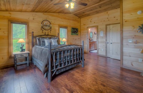 Mineral Bluff Cabin | Mountain Laurel Hideaway- Pet Friendly | Screened Porch | Outdoor Fireplace