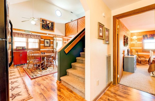 Gatlinburg - Pigeon Forge Cabin | Mountain Laurel Log Cabin!