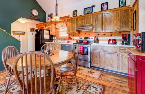 Gatlinburg - Pigeon Forge Cabin | Mountain Laurel Log Cabin!
