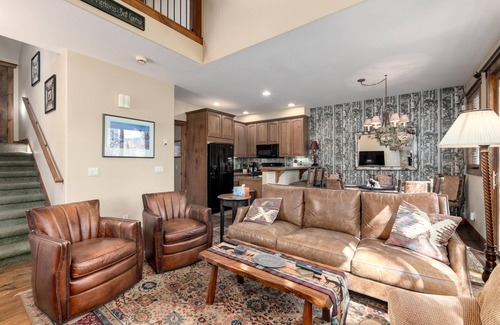 Four O'Clock House | Mountain Living at its Finest! Ski-In-and-Out, nPvt Hort Tub, Jacuzzi, Sleeps 9