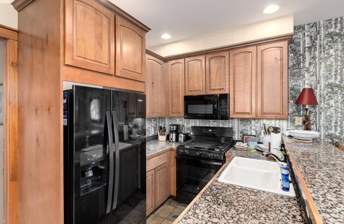 Four O'Clock House | Mountain Living at its Finest! Ski-In-and-Out, nPvt Hort Tub, Jacuzzi, Sleeps 9